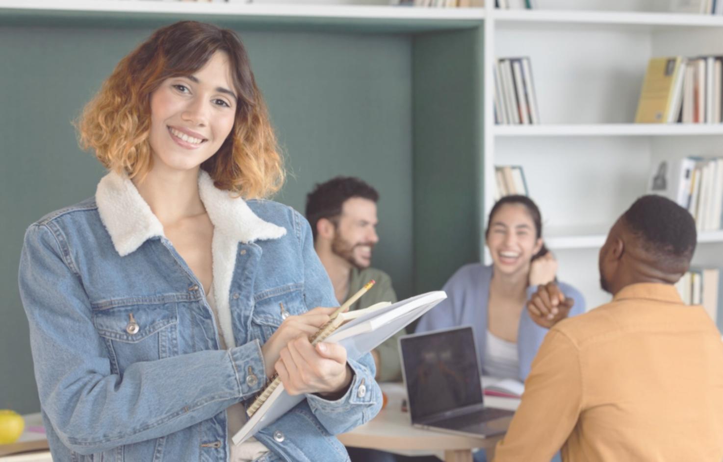 Grup de studenți colaborând la proiecte financiare